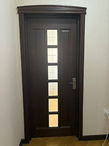 sehf qapi: Daxili qapı – tünd qəhvəyi rəngli, klassik üslub. - Material: bərk — 1