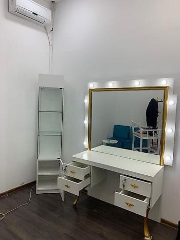 lak pol: İşlənmiş, Makiyaj üçün masa, Güzgülü — 1