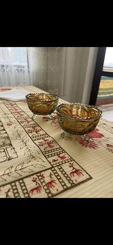 bitki: Məhsul: Şüşə desert qabları (2 ədəd) Təsvir: - Rəng: Bal/ambar — 1