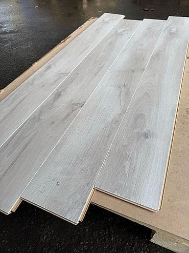 laminat ustasi: Boz-ağac naxışlı laminat döşəmə taxtaları - Rəng/tekstura: açıq boz — 1