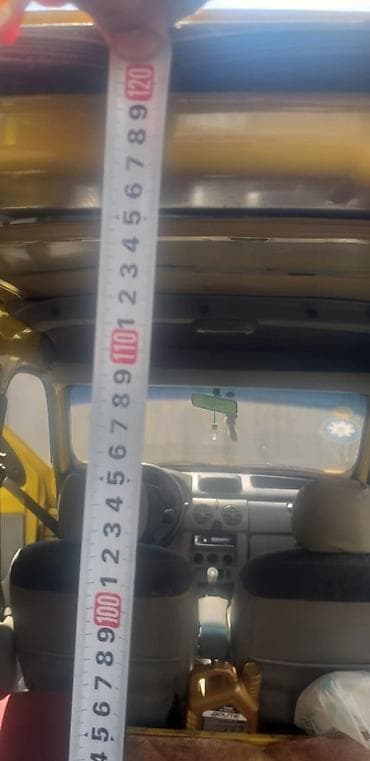 masin qaz: Renault Kangoo sarı rəngli yük/furqon avtomobili. Xüsusiyyətlər: - — 9