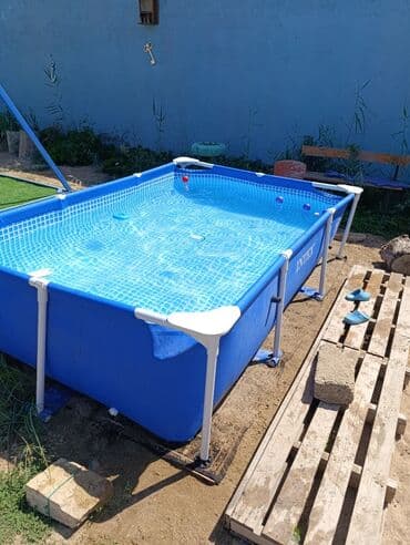 дом с бассейном: Mavi rəngli, düzbucaqlı formalı, çərçivəli hovuz. İçərisi su ilə dolu — 4
