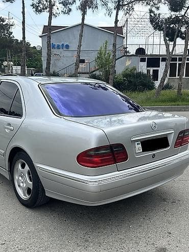 mercedes 208 d: Mercedes-Benz E-Class: 2 l | 2000 il Sedan — 3
