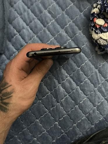 Smartfon – 3 kamera modullu arxa blok, yanlarda səs tənzimləmə və güc