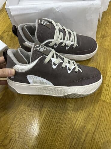 Toy paltarları və aksesuarları: Tamamile yeni qutusunda idman ayaqqabısı, xalis deri ve nubuk, 39 — 2