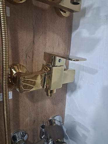 hamam ewyalari: Qızılı rəngdə duş qarışdırıcısı (divar tipli) - Material: Möhkəm — 1