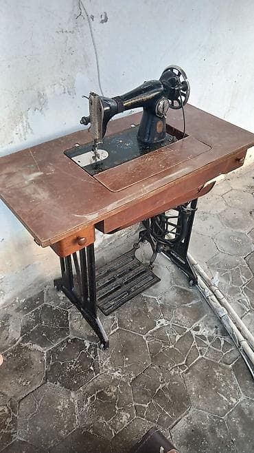 Ayaq pedallı tikiş maşını və taxta stol - Klassik mexaniki (ayaqla