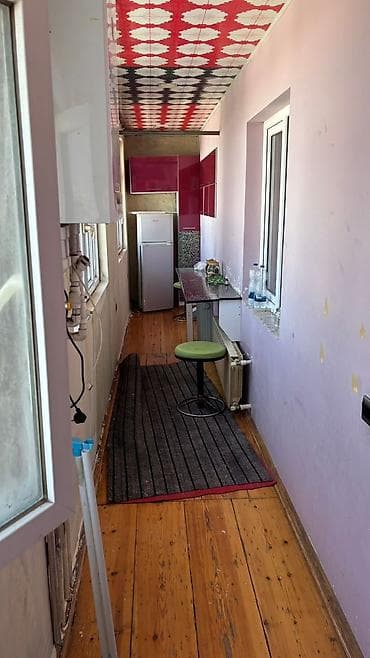 Mənzillər: Bakıxanov qəsəbəsində,arzu şadlıq evinin,talkuçkanın yanı,2 otaq 3- ə — 1