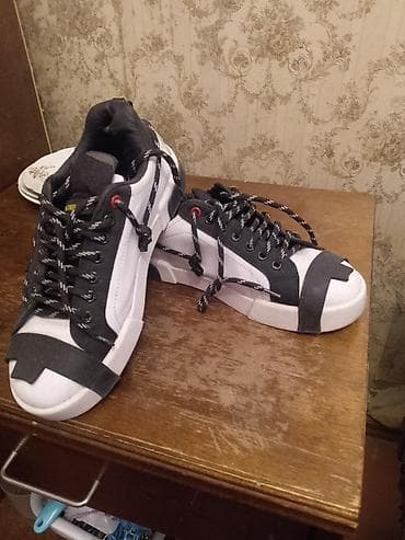 Krossovkalar – unisex, qara‑ağ dizaynlı - Brend işarələri: “DOLCE