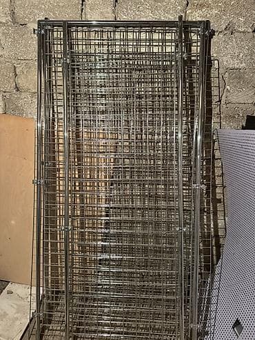 Metal tor quruluşlu sərgi/divar panelləri və səbət tipli rəflər dəsti