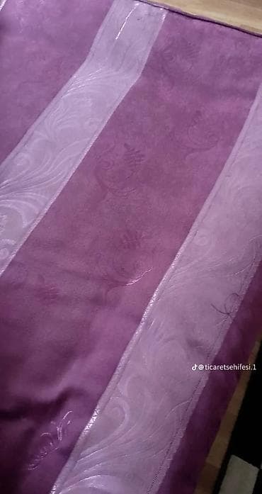 Bənövşəyi rəngdə dekorativ masa örtüyü/döşəmə örtüyü (yol dəsmallı)