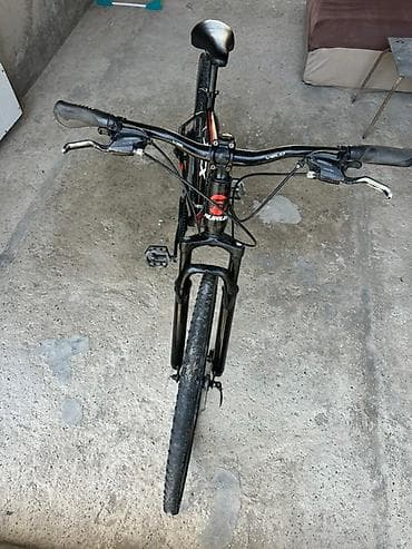 velsepet 28: Hirus velosipedi qara və qırmızı rəngdədir. Dağ velosipedi kimi — 3