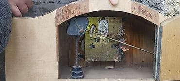 Köhnə mexaniki masa/raf saatı – taxta korpuslu, siferblatında iri ərəb