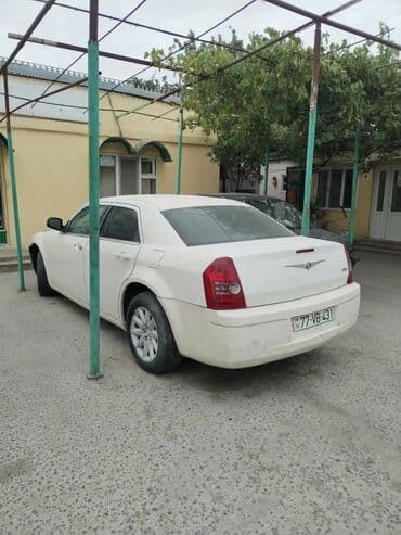 şlanq satışı: Chrysler 300 sedan – ağ rəng - Kuzov: 4 qapılı, geniş salonlu — 3
