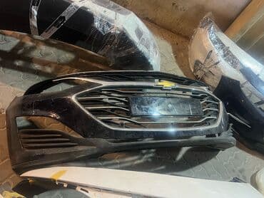 tofaş buferi: Chevrolet avtomobilinin ağ rəngdə olan ön bamperi. Bamper radiator — 5