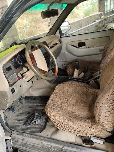 Off-road SUV – qara rəng, 5 qapı, sərt kuzovlu, dərindən klirensli