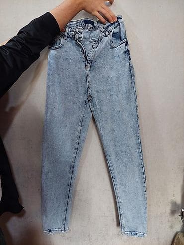 Açıq mavi, yüngül yuyulmuş rəngdə klassik dar kəsimli cins şalvar. -