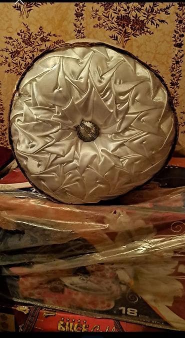 Dekorativ Yeni Sadə Yastıq, Ünvandan götürmə