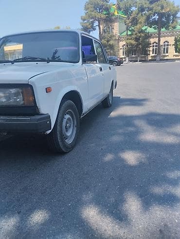 sam diskler: VAZ 2107, ağ rəng, sedan kuzov. Arxa şüşədə bənövşəyi rəngli plyonka — 4
