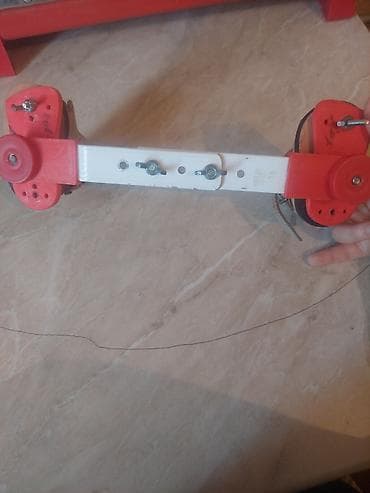 qolu kesilen uşaq: Uşaq üçün ortopedik ayaqqabı və abdüksiya şinası dəsti. Qeyd:ən kiçik — 2