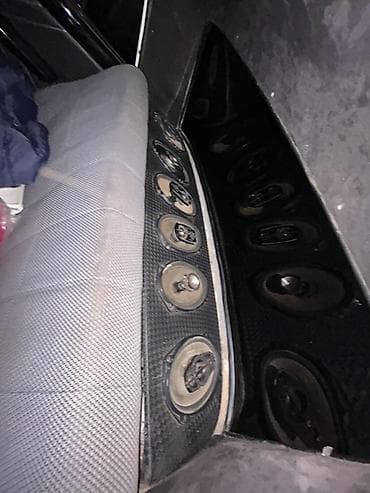 Avtomobil üçün çoxsaylı dinamiklərdən ibarət arxa polka/akustik sistem