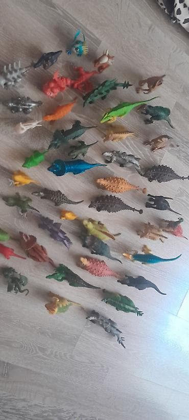 20 dene 10 man Məhsul: Dinozavr və fantastik heyvan fiqurlarından — 9