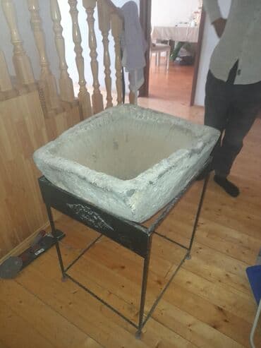 Su daşı köhnə daşdı