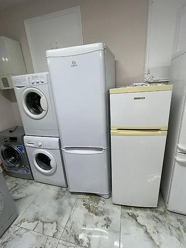 iphone 15 oro: İşlənmiş 2 qapılı Indesit Soyuducu Satılır, rəng - Ağ, Təkərli — 1