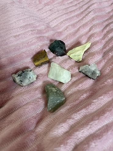 Təbii mineral daşlar dəsti – 7 ədəd Məhsul təsviri: - Qarışıq xam daş