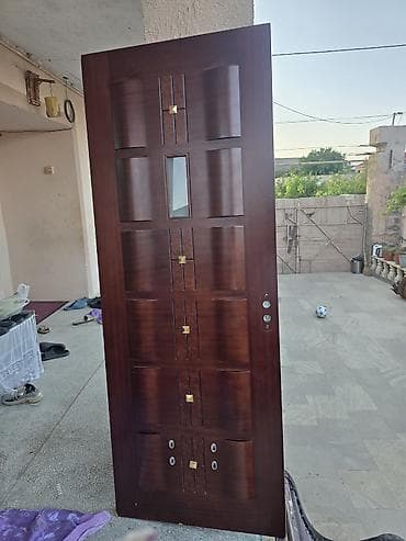Çərçivələri ilə birgə 7 ədəd otaq qapısıdır. 1 ədədi cüt şüşəli və iki — 5