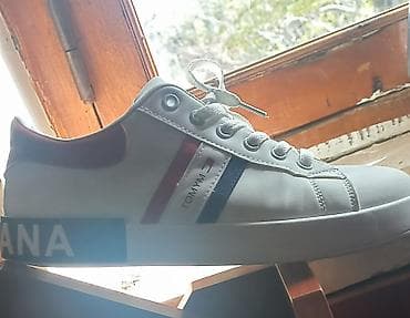 Ağ rəngli - Dizayn: yan hissədə qırmızı–ağ–tünd mavi zolaqlar və