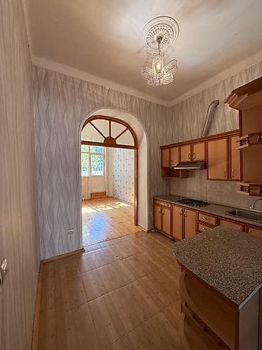 celilabadda kiraye evler: 26cı məhəllər 4/1 orta ev 3otaq stalinka kirayə verilir Evdə — 3