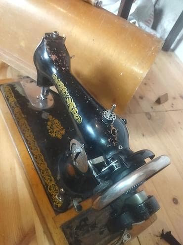 antik pullar: Məhsul: Mexaniki tikiş maşını (köhnə model, dekorativ işləmələr ilə) — 1