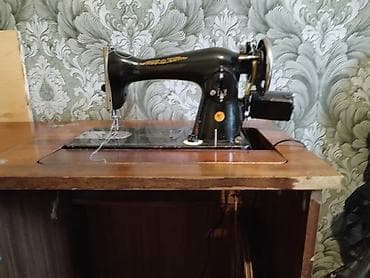 elektirik matorlar: Elektrik mühərrikli klassik tikiş maşını və masası - Quraşdırılmış — 1