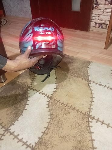 Motorsiklet üçün tam üzlü dəbilqə - Rəng və dizayn: Parlaq qrafikalı