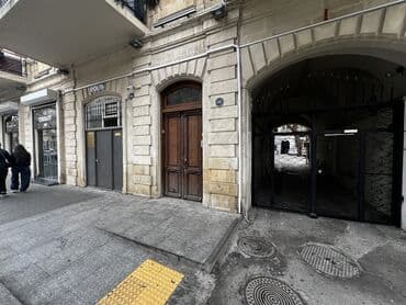 Mərkəzdə yerləşən küçə səviyyəli obyekt/menzil. Tarixi binanın birinci lalafo.az -da Mərkəzdə yerləşən küçə səviyyəli obyekt/menzil. Tarixi binanın birinci