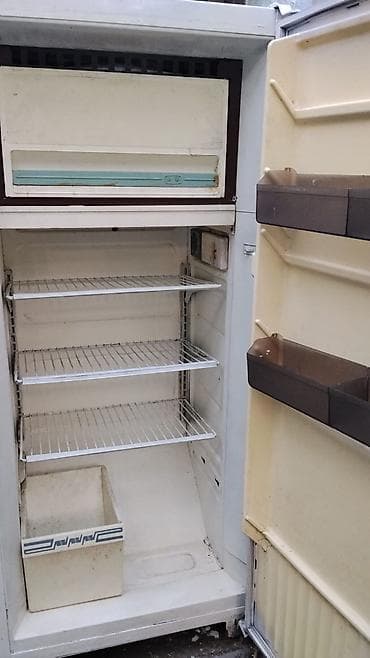 Bir kameralı məişət soyuducusu - Üst hissədə ayrıca dondurucu bölmə