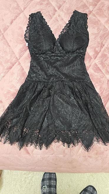 Qara rəngli krujeva paltar Heç geyinilməyib - Model: qolsuz, dərin