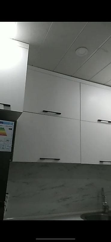 şkaf kuxna: Mətbəx mebeli üstü ağ, aşağıı açıq yaşıl rəngdədir. Ətraflı məlumat — 3