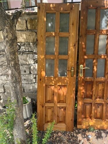 taxta evlər: Şüşəli panelli taxta qapılar, hər biri 12 şüşə panelə malikdir. Bu — 2