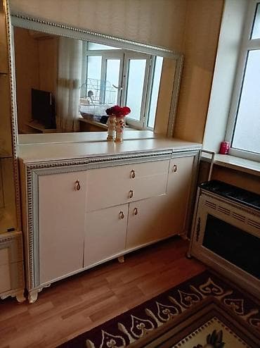 stullar ikinci əl: Klassik üslubda qonaq otağı mebel dəsti Tərkibi: - Geniş bufet/komod — 1