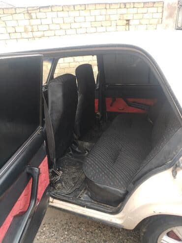 niva 4 qapili: VAZ 2107, ağ rəng, sedan gövdə. Texniki xüsusiyyətlər və təchizat: - — 10