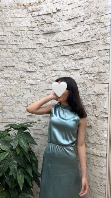 Zərif atlas fakturalı, açıq yaşıl/müraciət mavisi tonlarda uzun don