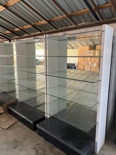 Şüşə rəfləri olan bu vitrin müxtəlif məhsulların sərgilənməsi üçün
