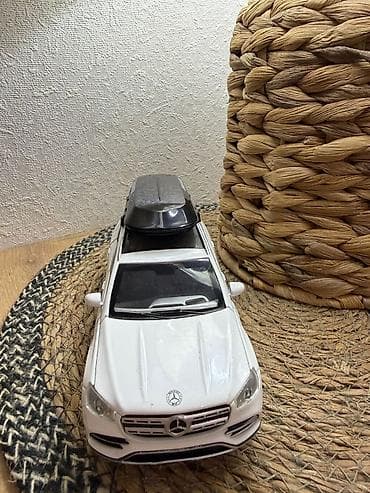 real gitara: Mercedes-Benz GLS modelinin metal oyuncaq maşını. Qapıları açılır — 3