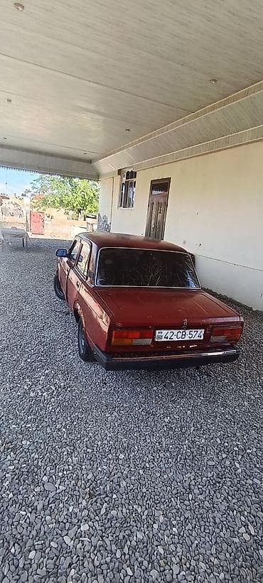 07 satsi: VAZ 2107 sedan - Kuzov: 4 qapılı sedan, al-qırmızı rəng, xrom ön və — 2