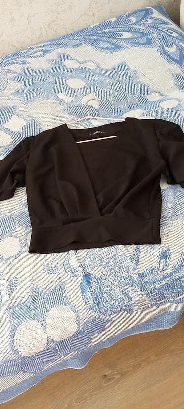 croplar: Qara qısa bluz – Next Trend - Model: dərin V-vari dekolteli, qırçınlı — 1