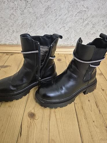 bot batinka: 38 razmer. cəmi 1 dəfə geyinilib. ölçüsü böyük olduğu üçün satılır. 25 — 1