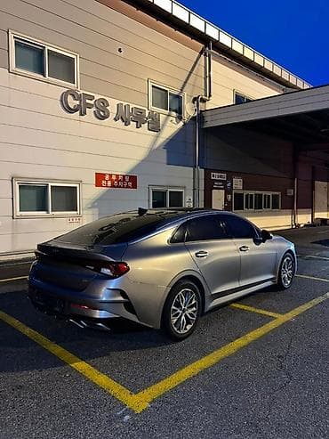 Nəqliyyat: Kia K5 – müasir sedan Xarici: - Gümüş rəngli kuzov, idman üslubunda — 5