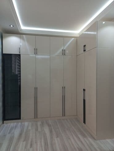 işlenmiş dolab: Künc dolab, Yataq otağı üçün, Paltar üçün, Açılan, Korpuslu, 6 qapı — 6